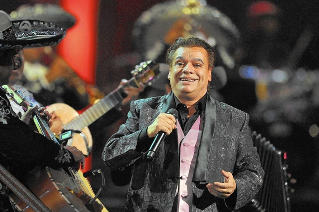 El hijo de Juan Gabriel publica fotos inéditas de su padre