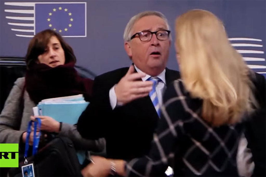 Juncker despeina a una mujer durante un saludo surrealista