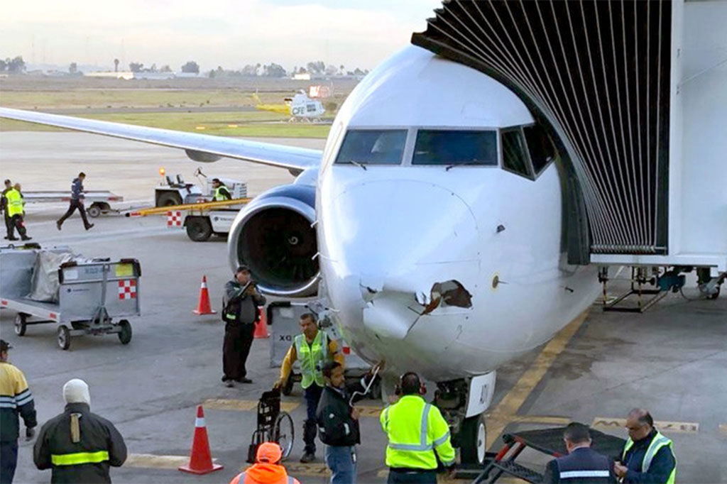 Un dron choca con un avión de pasajeros en México y le causa daños en la parte frontal