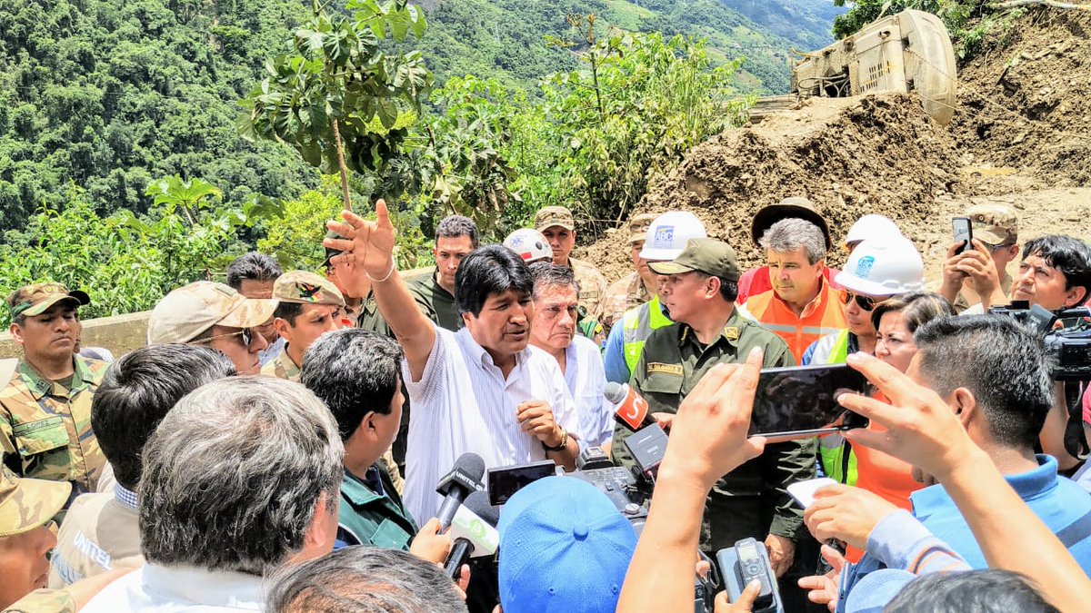 Evo instruye vuelos solidarios para los afectados por deslizamientos