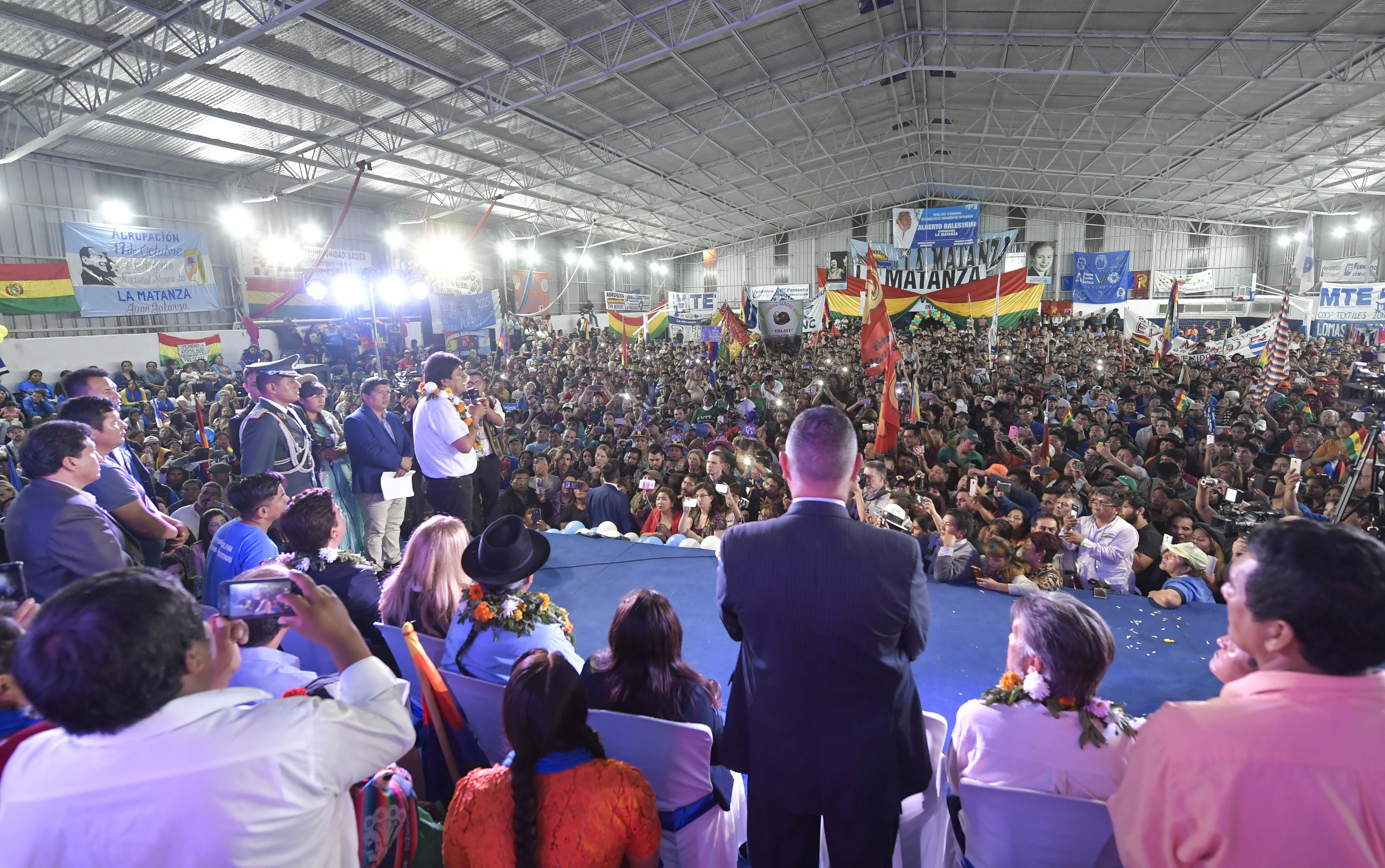 Multitudinaria concentración en Argentina brinda respaldo contundente a Evo