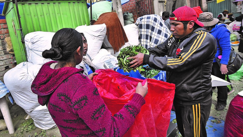 Mercado ilegal vende taque de coca de Bs 2.100 a 2.800