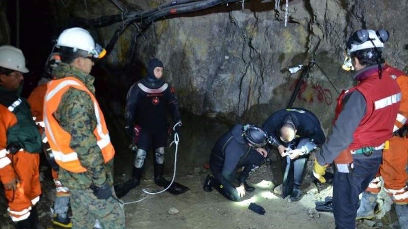 Mineros atrapados en Chile dan señales mediante golpes