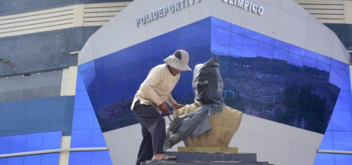 Retiraron el busto de Evo Morales del Polideportivo Olímpico en Cochabamba