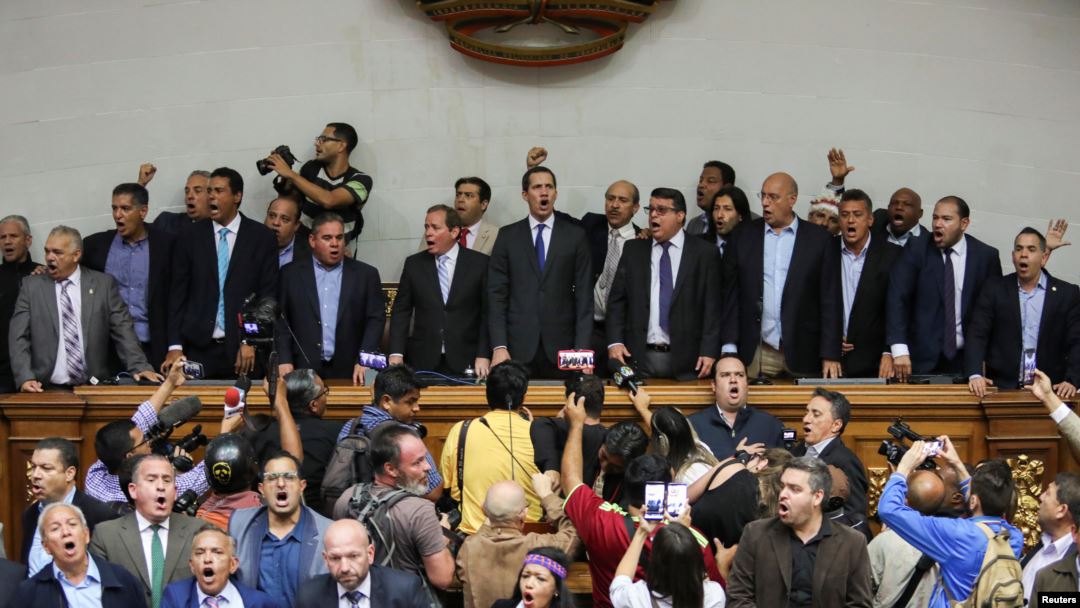 Guaido junto a los diputados ingresa a Palacio Federal Legislativo