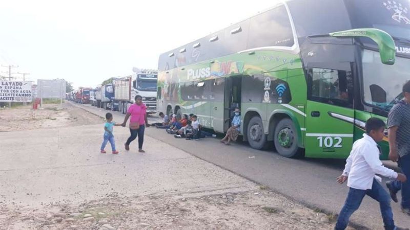 Tres bloqueos incomunican a Santa Cruz con el occidente